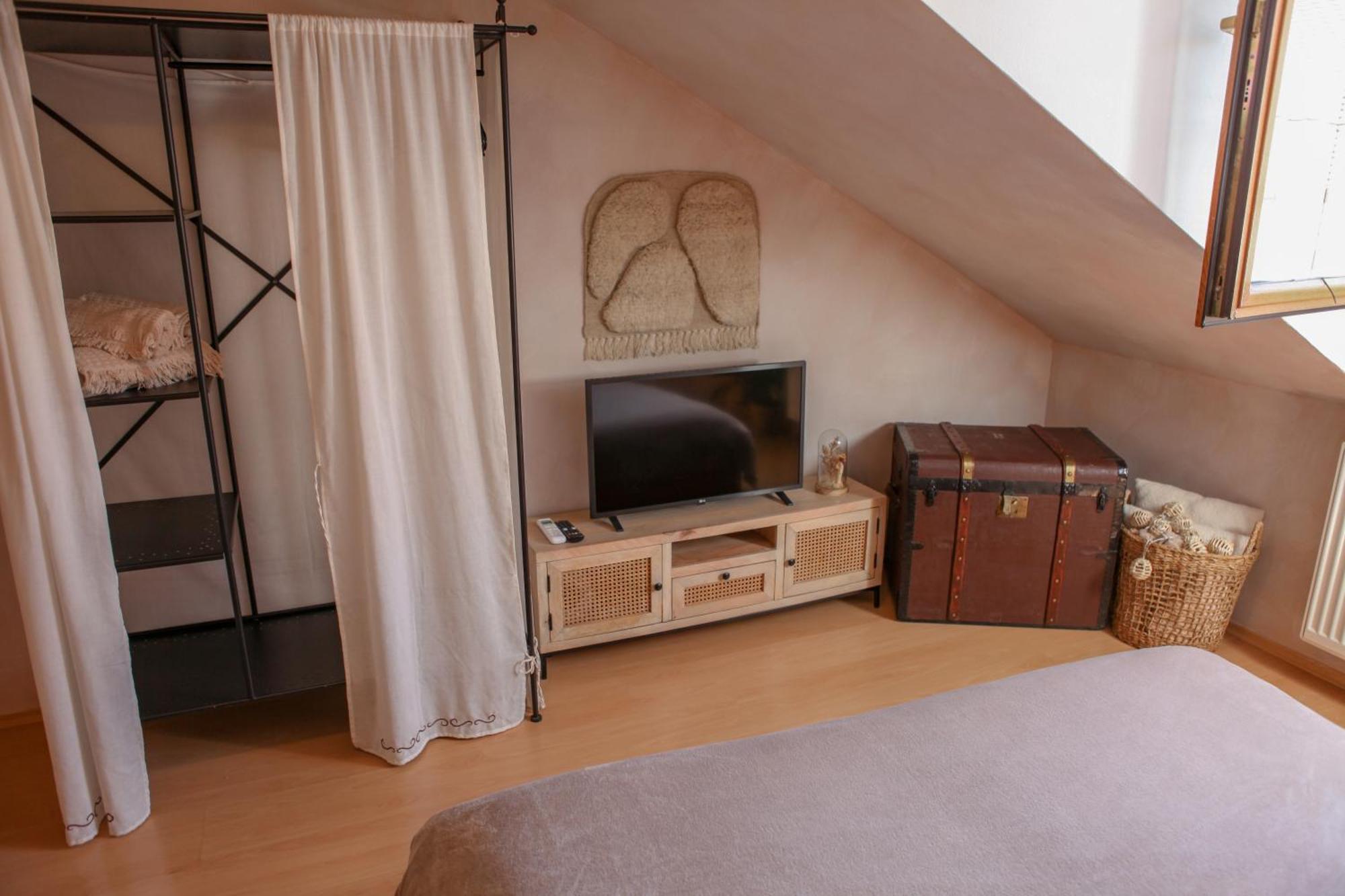 Cozy Apartment In The Heart Of The Historic City บราติสลาวา ภายนอก รูปภาพ